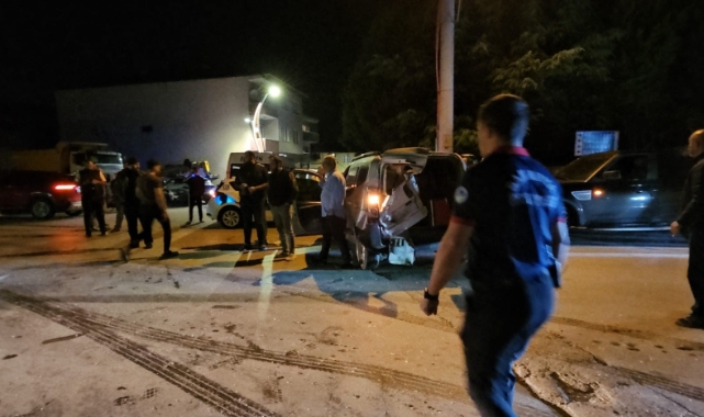 Sakarya'da otomobil park halindeki araca çarptı: 1 ölü, 1 ağır yaralı