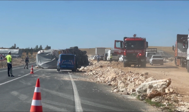Saman balyası yüklü TIR devrildi