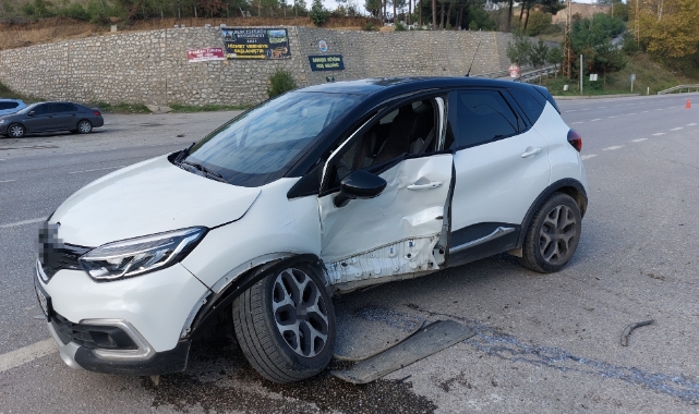 Samsun'da kavşakta 2 araç çarpıştı