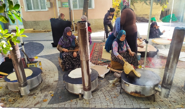 Şehitler Mahallesi'nde hayrına gözleme dağıtıldı