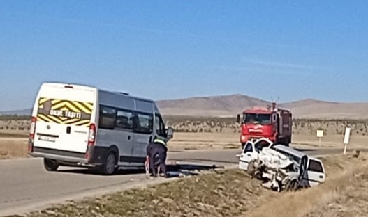 Servis aracı otomobille çarpıştı: 5 ağır yaralı