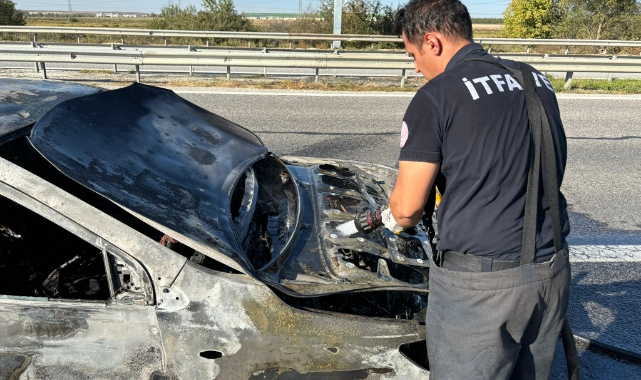 Seyir halindeki otomobil yanarak küle döndü