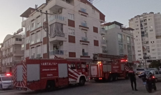 Sigara izmaritinden çıkan yangın ekipleri alarma geçirdi 