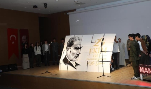 Şiirleri Cumhuriyet için okudular, ayakta alkışlandılar 