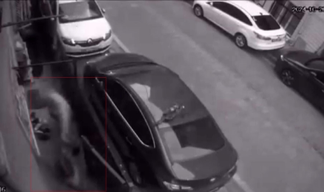 Silahlı saldırgana anahtarlık atarak karşı koydu   