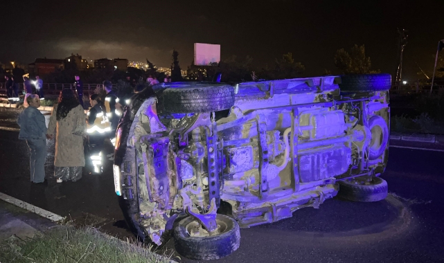 Sinop'ta kontrolden çıkan araç yan yattı