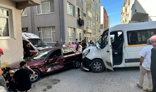 Sinop’ta okul servisi ile otomobil çarpıştı