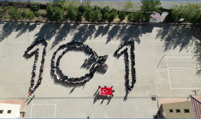 Siverek'te 700 öğrenciden Cumhuriyet'in 101'inci yılı koreografisi