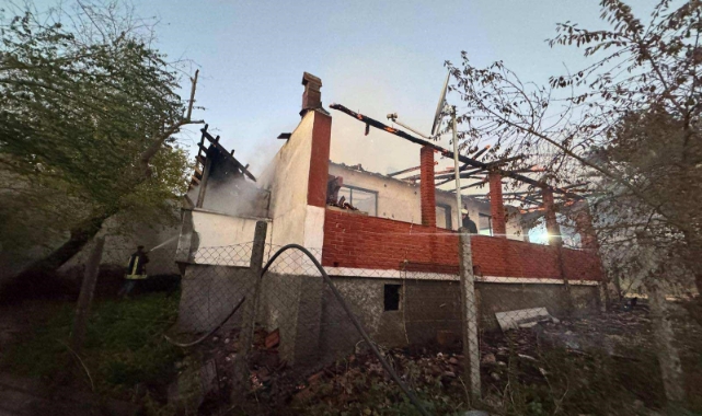 Şömineden sıçrayan ateş tek katlı evi küle çevirdi   