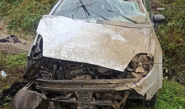 Takla atan otomobilden yaralı kurtuldular