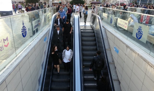 Taksim Metrosu'nda yürüyen merdiven çilesi