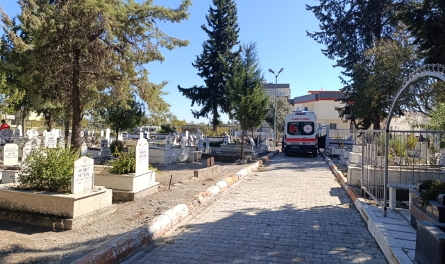 Tarsus'ta bir kişi mezar başında hayatını kaybetti   