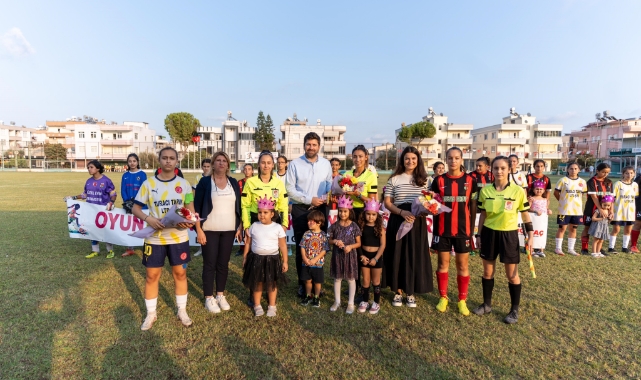 Tarsus'ta kızlar sahaya indi