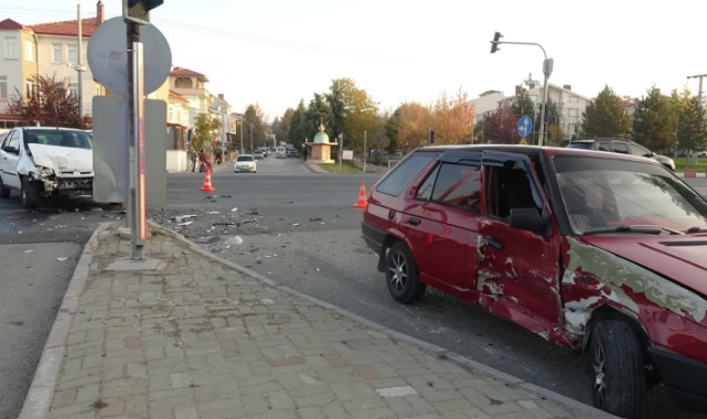 Tavşanlı'da trafik kazası, 3 yaralı