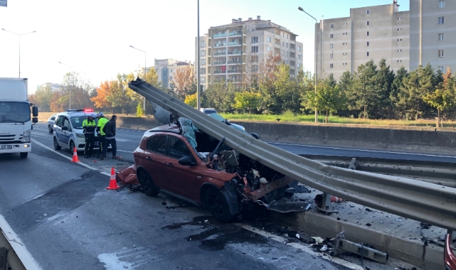 Tekirdağ'da otomobil bariyerlere çarptı