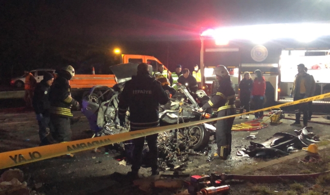 Tekirdağ’da otomobil iş makinesine çarptı: 5 ölü