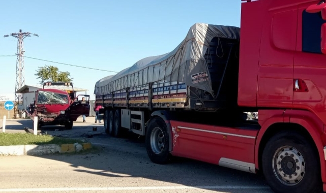Tekirdağ'da panelvan TIR'a çarptı