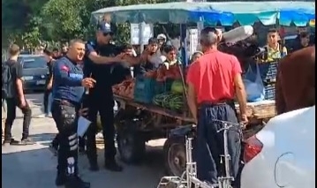 Terazisi alınan seyyar satıcı zabıtaya sallama ile saldırdı