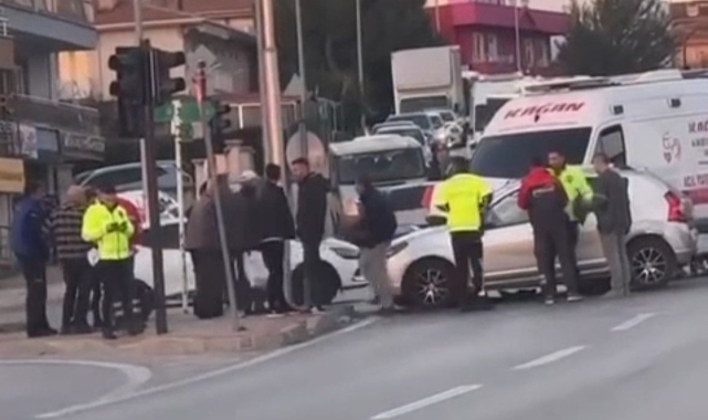Ters yönden ilerleyen ambulans otomobile çarptı