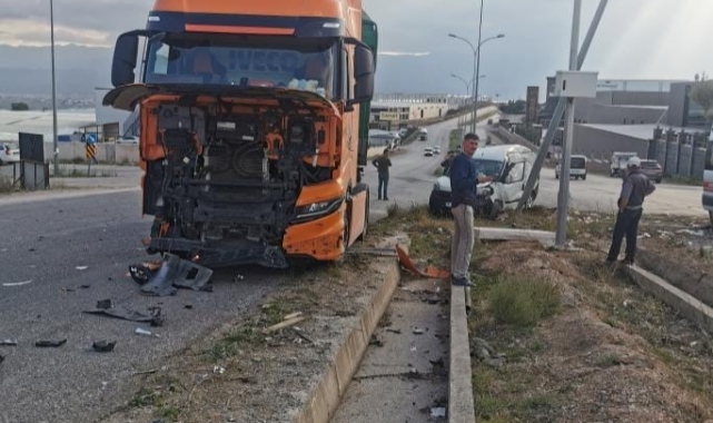 TIR ile otomobilin çarpıştığı kazada sürücüler yaralandı
