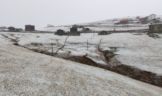 Trabzon yaylalarına mevsimin ilk karı düştü