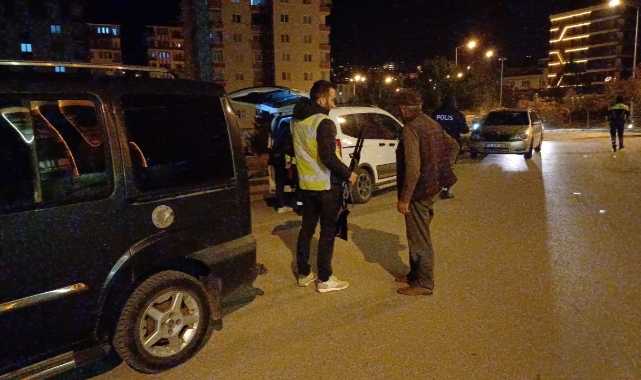 Trafik polislerinin şüphelendiği araçta tüfek ele geçirildi   