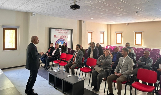 Tunceli’de muhtarlara sosyal hizmet eğitimi