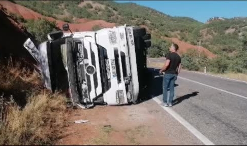 Tunceli'de TIR devrildi