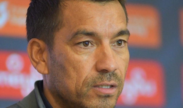 Van Bronckhorst: “Çok değişiklik yapmak zorunda kaldık”