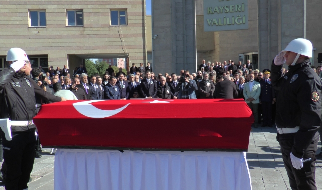 Vefat eden eski bakan için tören düzenlendi