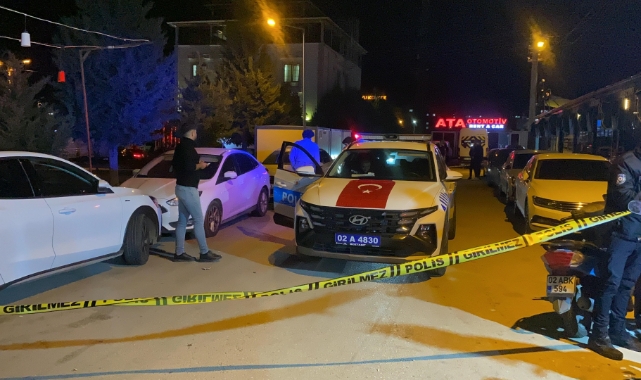 Yere yatırdıkları şahsı öldüresiye dövüp bıçakladılar   