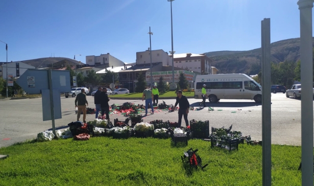 Savrulan pikabın içindeki sebze ve meyveler yola saçıldı