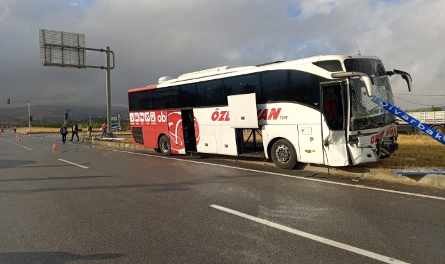 Yolcu otobüsü ile traktör çarpıştı
