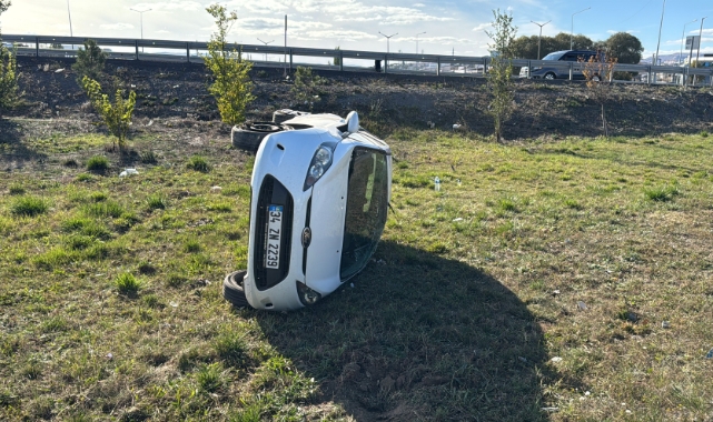 Yoldan çıkan otomobil yan yattı 