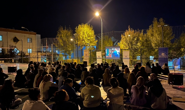 Yurt öğrencilerine açık hava sineması