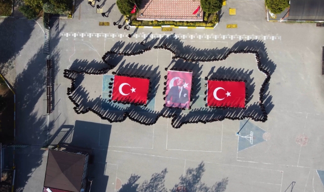 Yüzlerce öğrenci Cumhuriyet Bayramı için Türkiye haritası oluşturdu