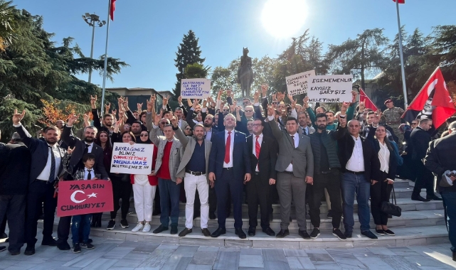 Zafer Partisi Bursa İl Başkanlığı'ndan Cumhuriyet Bayramı'nda çelenk sunumu