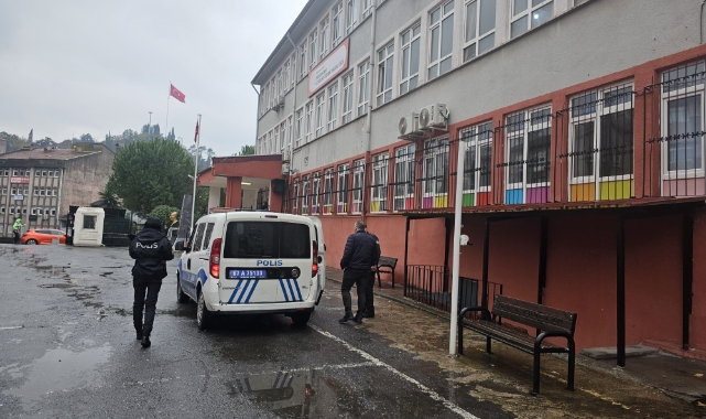 16 yaşındaki öğrenci merdivenden düşerek yaralandı