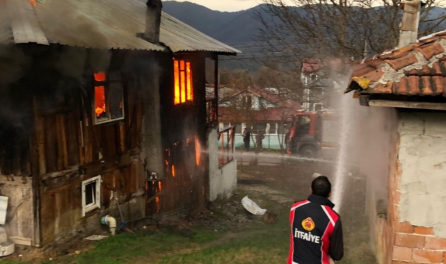 2 katlı ahşap ev alev aldı