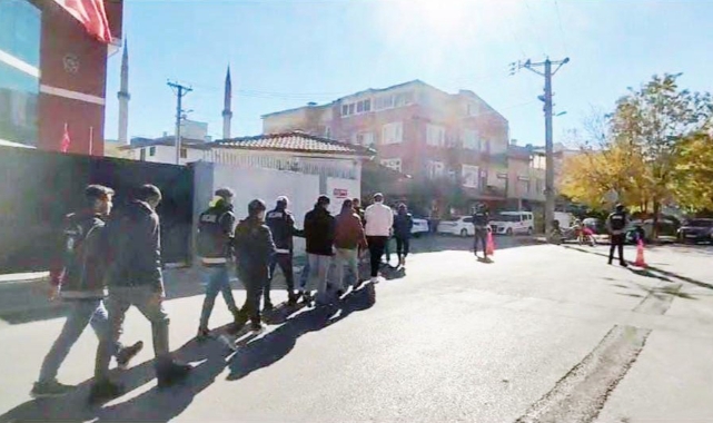 23 düzensiz göçmen ile 2 insan kaçakçısı yakalandı   