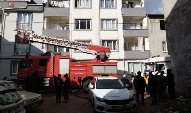 5 katlı apartmanın çatı katında yangın