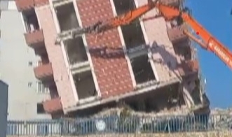 5 katlı bina iş makinesinin darbesiyle yerle bir oldu   