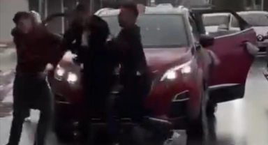 Adana'da para için düğün arabasının üzerine atladı, damattan dayak yedi
