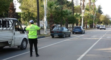 Adana'da sürücüler yayalara yol vermediği için ceza yedi