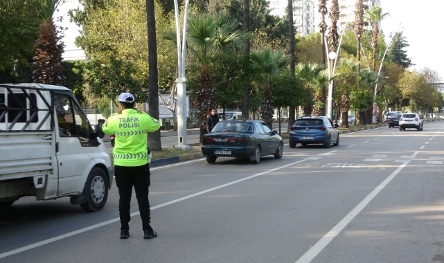 Adana'da sürücüler yayalara yol vermediği için ceza yedi