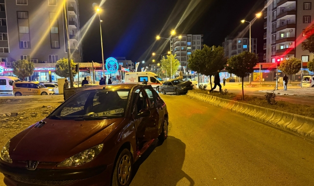 Adıyaman’da otomobil orta refüje çıktı: 1 yaralı