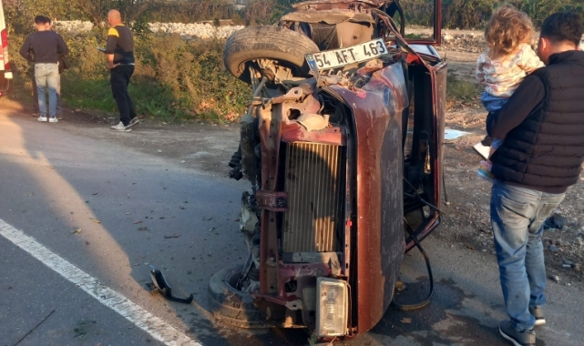 Ağaca çarparak devrilen otomobil kağıt gibi ezildi