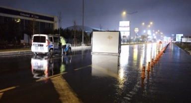 Aksaray’da etkili olan fırtına konteynerleri karayoluna uçurdu