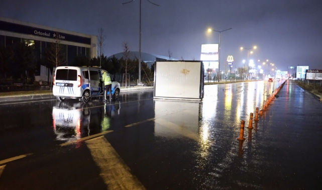 Aksaray’da etkili olan fırtına konteynerleri karayoluna uçurdu