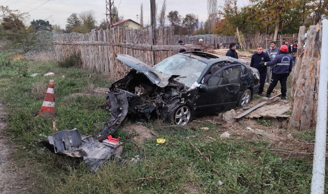 Amasya’da direğe çarpan otomobil takla attı: 4 yaralı